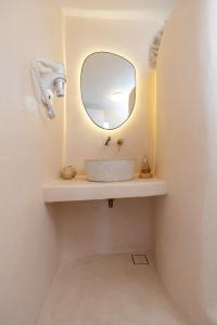 a bathroom with a sink and a mirror at Nature Friendly Dame in Mési