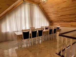 蓋貝萊的住宿－Gabala Mountain Lodge，一间会议室,配有长桌子和椅子