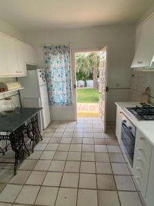 Kuchyňa alebo kuchynka v ubytovaní CHALET PUERTO REY