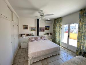 Posteľ alebo postele v izbe v ubytovaní CHALET PUERTO REY