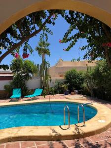 Bazén v ubytovaní CHALET PUERTO REY alebo v jeho blízkosti