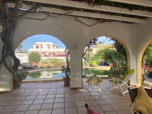 Bazén v ubytovaní CHALET PUERTO REY alebo v jeho blízkosti