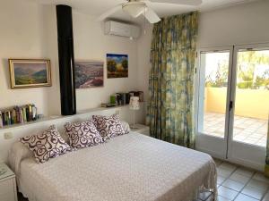 Posteľ alebo postele v izbe v ubytovaní CHALET PUERTO REY