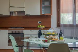 A kitchen or kitchenette at Villa Candelara