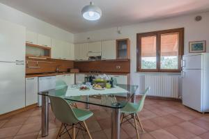 A kitchen or kitchenette at Villa Candelara