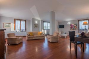 A television and/or entertainment centre at Villa Candelara