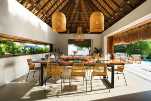 an open kitchen and dining room with a table and chairs at Casa Letty in Playa Blanca