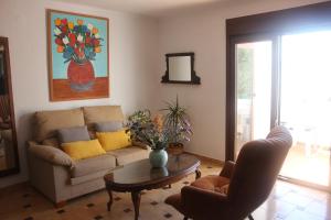 - un salon avec un canapé et une table dans l'établissement Casa Indalina apartamento con parking privado incluido, à Mojácar