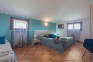 A bed or beds in a room at Villa Candelara Még 37 kép