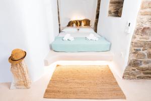 a room with two beds and a rug at Private Pool Dame in Mési