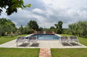 Bazén v ubytovaní Cortona Gabolina e Turata Holiday Home alebo v jeho blízkosti