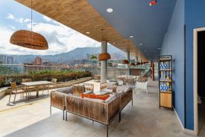 ein Wohnzimmer mit Stadtblick in der Unterkunft Soul Lifestyle Hotel in Medellín
