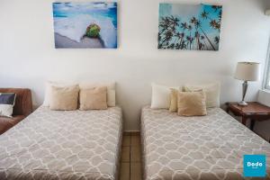 Ліжко або ліжка в номері Departamento en Mazatlan con acceso a la playa y alberca común #138