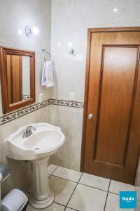 Ванна кімната в Departamento en Mazatlan con acceso a la playa y alberca común #138