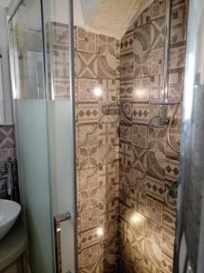 een badkamer met een douche en een wastafel bij Studio Flat in White City in Ostuni