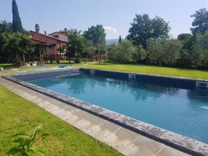 Bazén v ubytovaní Cortona Gabolina e Turata Holiday Home alebo v jeho blízkosti