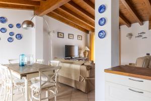 - une cuisine et une salle à manger avec des plaques bleues et blanches sur le mur dans l'établissement IseoLakeRental - Casa Giovannina, à Paratico