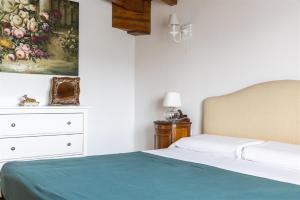 - une chambre avec un lit et une peinture murale dans l'établissement IseoLakeRental - Casa Giovannina, à Paratico