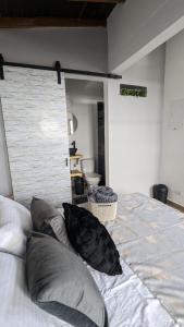 Postel nebo postele na pokoji v ubytování UKU INN