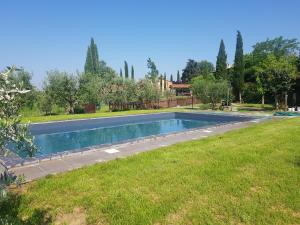 Bazén v ubytovaní Cortona Gabolina e Turata Holiday Home alebo v jeho blízkosti