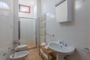 A bathroom at Villa Candelara