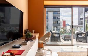 TV a/nebo společenská místnost v ubytování Casa Alure by Kukun + 51 fotografií