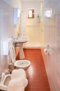 y baño con aseo y lavamanos. en Apartment at Villa Lorenzo, en Villa Collemandina