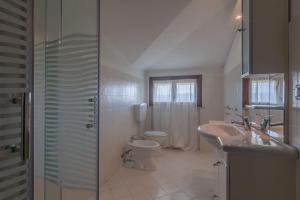 A bathroom at Villa Candelara