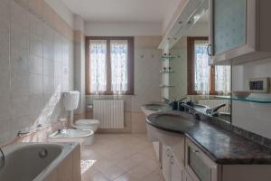 A bathroom at Villa Candelara