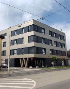 オシエクにあるApartman Waldyの通りの角にある大きな建物
