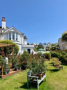 un jardín con macetas en un patio en Bentley Lodge, en Torquay