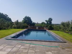 Bazén v ubytovaní Cortona Gabolina e Turata Holiday Home alebo v jeho blízkosti