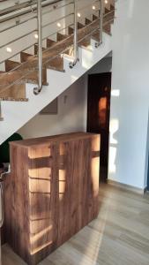 eine Holztheke in einem Zimmer mit Treppe in der Unterkunft HOTEL RURAL LA TEJA in Segura de León