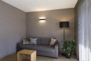 uma sala de estar com um sofá e uma mesa em Residence Sonja - Apartment Betula em Rabla