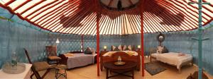 um quarto com duas camas numa tenda em mongolische Jurte im ART.Quartier em Velgast