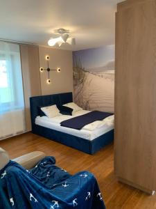 1 Schlafzimmer mit 2 Betten in einem Zimmer in der Unterkunft Willa Tomaszek in Władysławowo