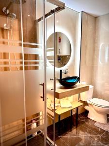 a bathroom with a toilet and a sink at Studio El Grao in Grao de Castellón