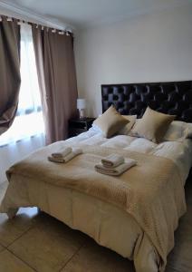 1 dormitorio con 1 cama grande y 2 toallas. en Mercedes Departamentos en Villa Mercedes