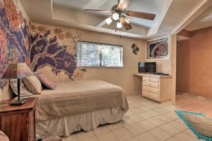 um quarto com uma cama e uma ventoinha de tecto em Exotic Home with Patio and Grill Walk to Canyon Lake! em Canyon Lake