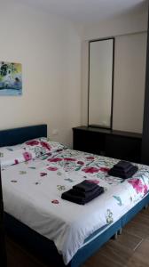 een slaapkamer met een bed met bloemen erop bij Martini Villas in Nikiti
