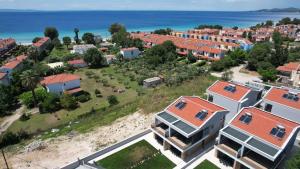 een luchtzicht op een stad met huizen en de oceaan bij Martini Villas in Nikiti