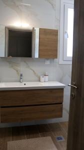 een badkamer met een wastafel en een spiegel bij Martini Villas in Nikiti