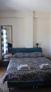 een bed met twee handdoeken in een slaapkamer bij Martini Villas in Nikiti