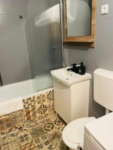 Een badkamer bij Hegedu 5 , Stylish Central Apartment
