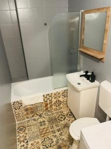 Een badkamer bij Hegedu 5 , Stylish Central Apartment