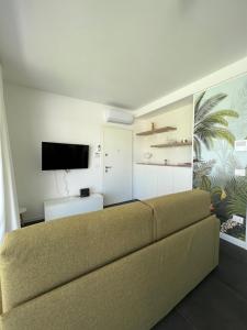 sala de estar con sofá y TV en Sirio 7, en Lido di Jesolo