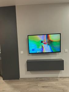 TV de pantalla plana en la pared en TK apartamenti, en Rēzekne