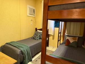 博尼圖的住宿－Apê Central Bonito，一间卧室配有两张双层床和一张床