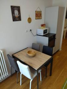 a dining room table with chairs and a bowl on it at In viaggio con Pippo - Ampio appartamento con AC nei pressi di Piazza Bovio e del Rivellino in Piombino +10 photos