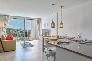 uma cozinha e sala de estar com vista em Casa Banderas, Sea and Mountain View at Luxury complex em La Cala de Mijas